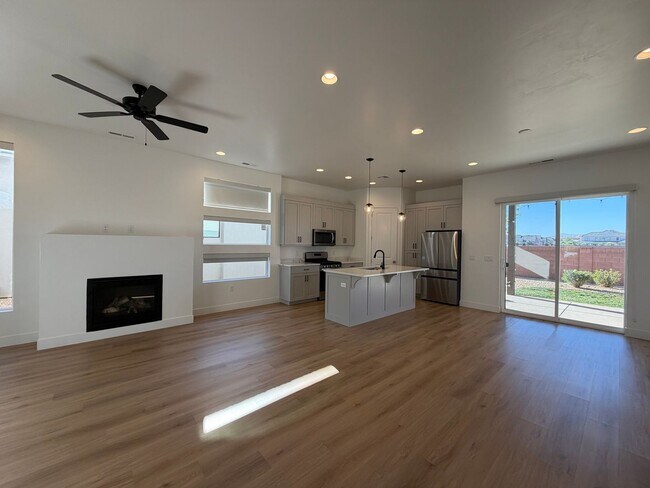 Building Photo - SPACIOUS PATIO HOME FOR RENT!