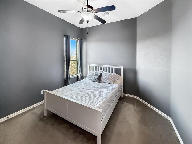 Building Photo - 116 Beneteau Dr