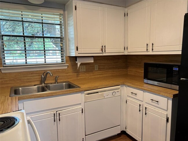 Building Photo - 11905 Oak Knoll Dr