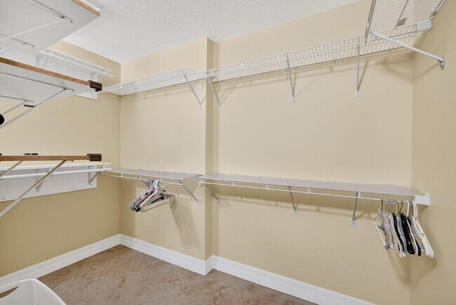 Building Photo - 8400 Heritage Club Dr