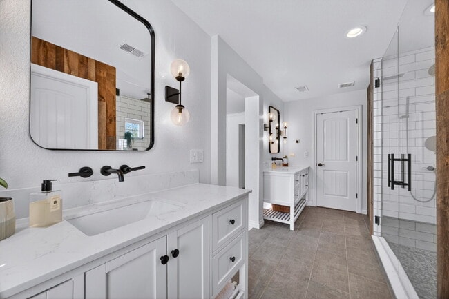 Building Photo - "Spacious 5-Bedroom Retreat on South Quantock Way - Perfectly Designed for Comfort and Style!"  A...