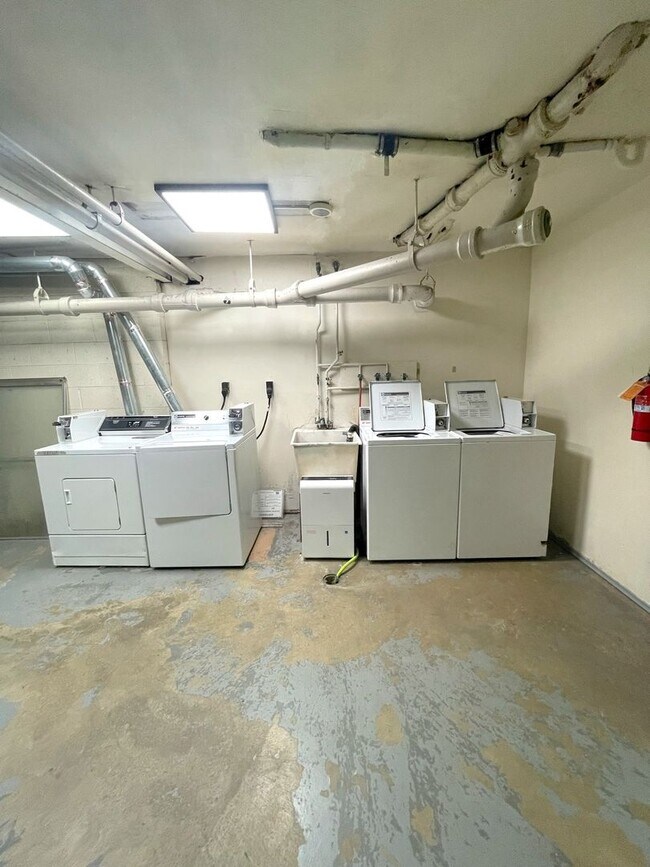 Building Photo - Two Bedroom Apartment Available for Rent!