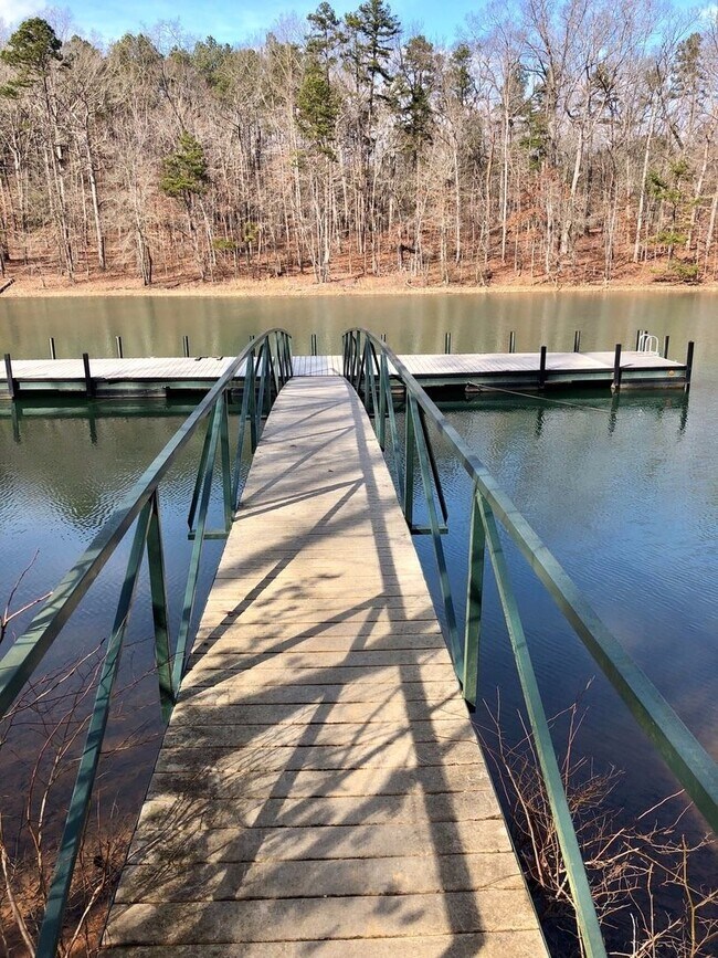 Building Photo - 3 Bedroom Condo at Harts Cove for $433 Per Bed!