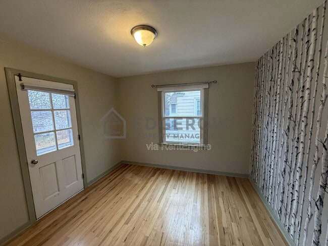 Building Photo - 844 Reynard St SE