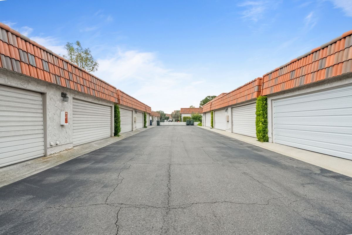 Building Photo - 28023 Ridgebrook Ct