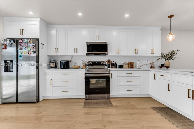 Building Photo - 2437 SW 99th Ct