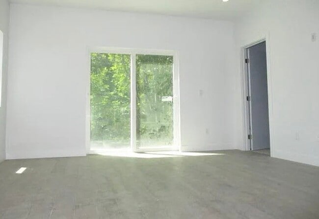 Building Photo - 6848 Encino Ave