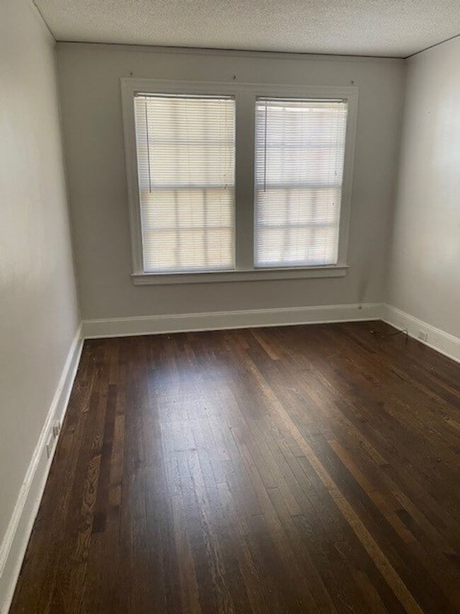 Building Photo - 2 Bedroom 1.5 Bathroom Duplex-