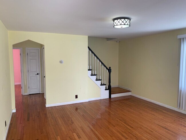 Building Photo - Terrific 4 Bed/1 Bath Home in Elmont!