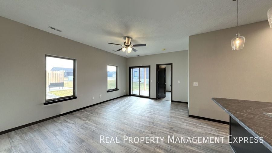 Building Photo - 3-Bed, 2-Bath Townhome: Modern, Spacious, Convenient