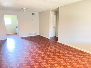 Building Photo - Fouplex 2 bedroom unit ready to move in in Castle Hill!