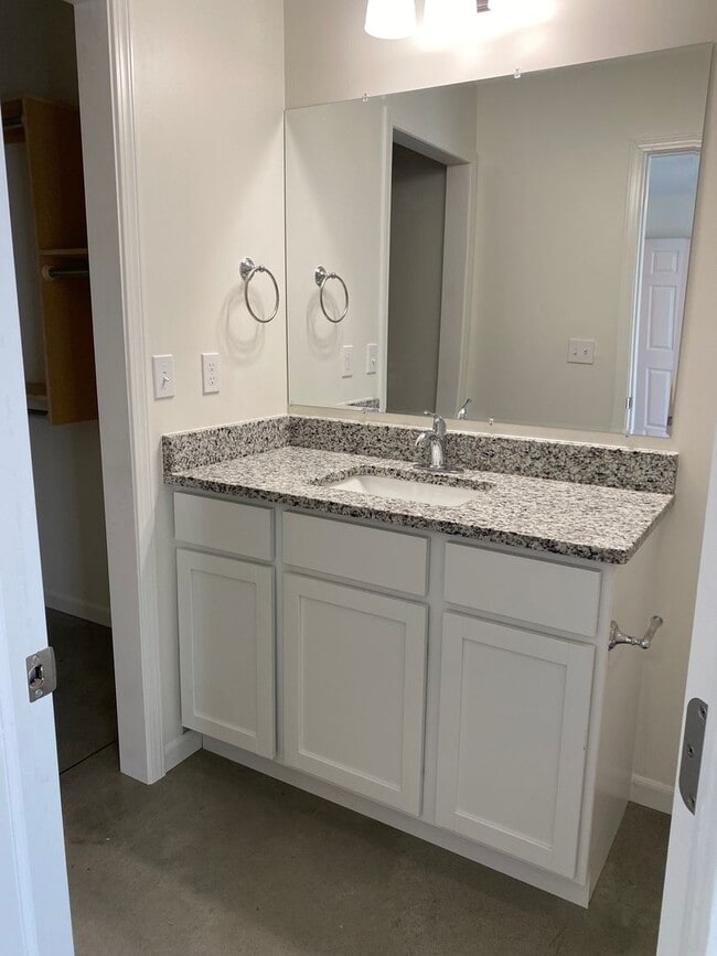 Building Photo - 3 Bedroom 2 bath Duple with Garage - Close...