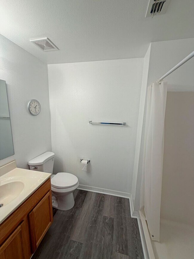 Building Photo - Beautiful 3 Bedroom, 2 Bathroom Home with Upgrades Throughout