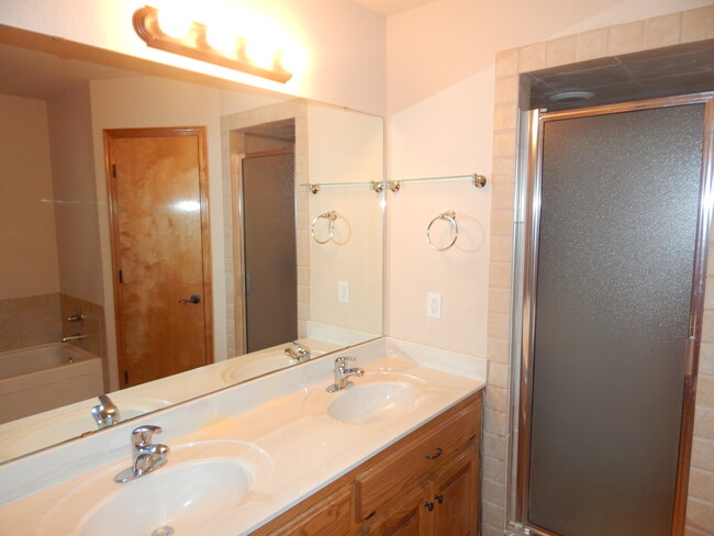 Building Photo - Great Home in Edmond School District + Ref...
