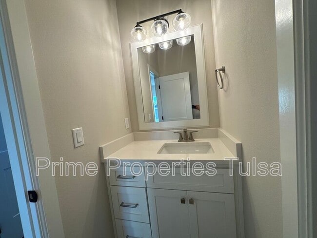 Building Photo - 1022 E Delmar Pl