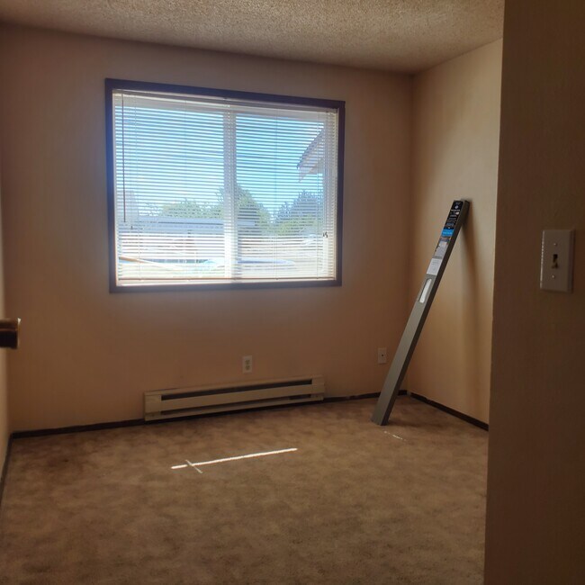 Building Photo - 206 E H St