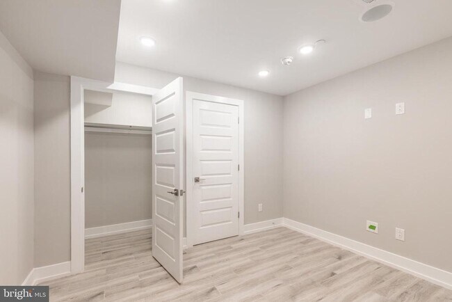 Building Photo - 2550 N Howard St