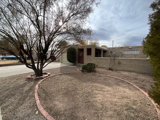 Building Photo - 3 Bedroom Single Story Home Available Near...