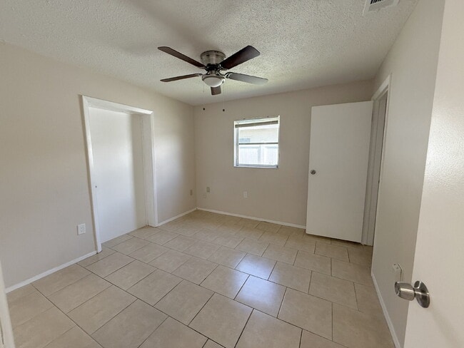 Building Photo - "Charming 2-Bedroom, 2-Bath Oasis with 1400 Sq Ft of Comfort in Port Richey!"