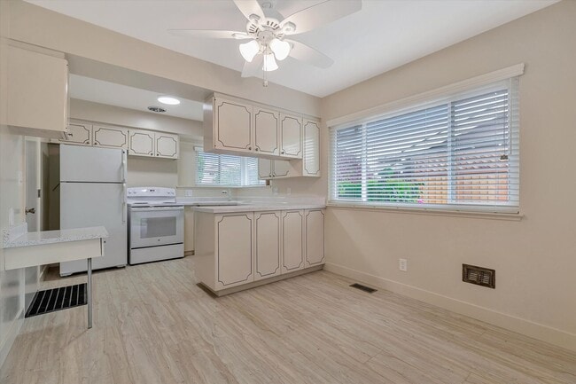 Building Photo - Duplex with 1.5 Bath and One Car Garage