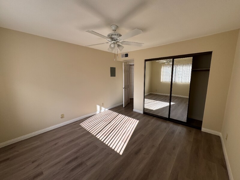 Building Photo - 515 E Elmwood Ave