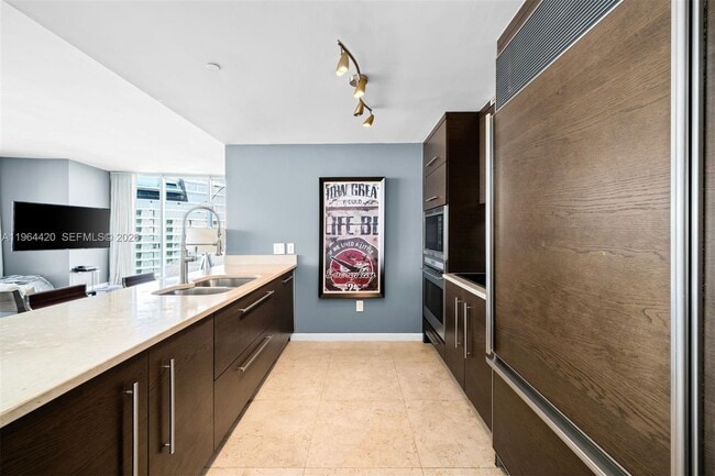 Building Photo - 465 Brickell Ave