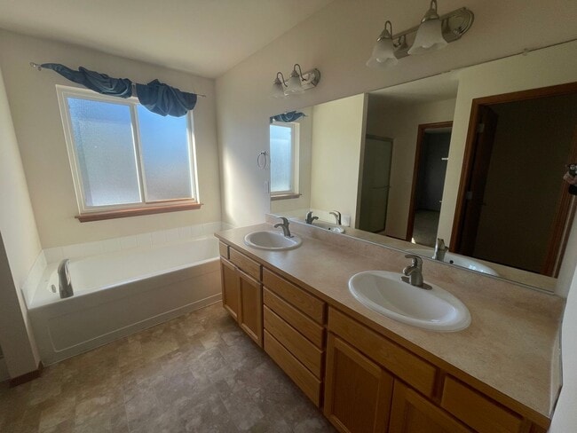 Building Photo - Lovely 3 Bedroom Townhouse in the Heart of Town