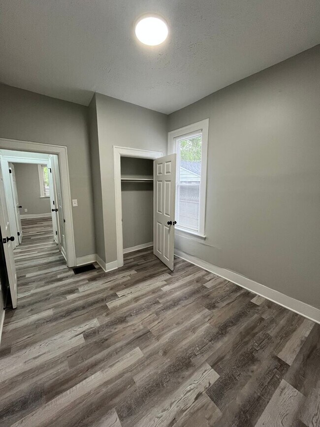 Building Photo - 2 Bedroom Home with Fenced in Backyard!