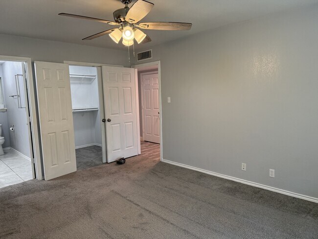 Building Photo - 3601 Oakwood Dr