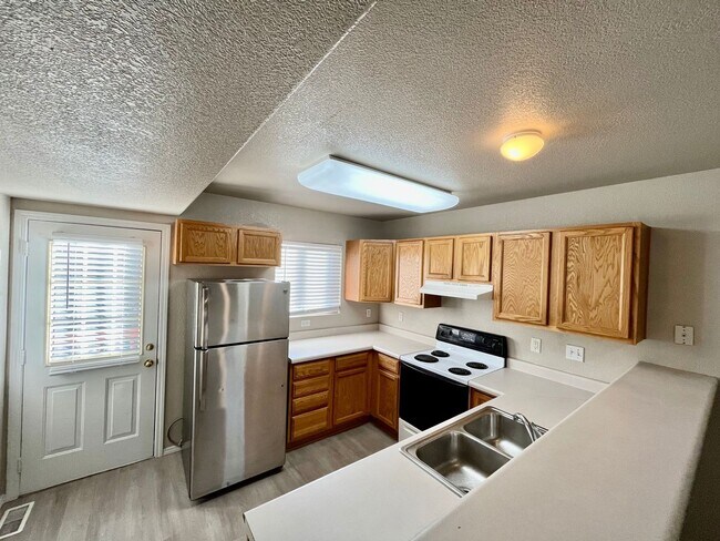 Building Photo - 7877-7895 Antelope Valley Point