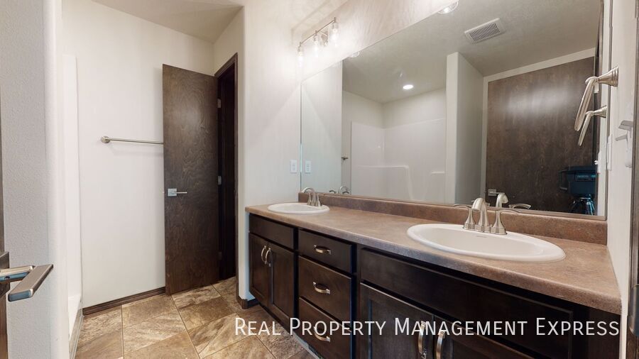 Building Photo - 4615 E Leubecher Pl