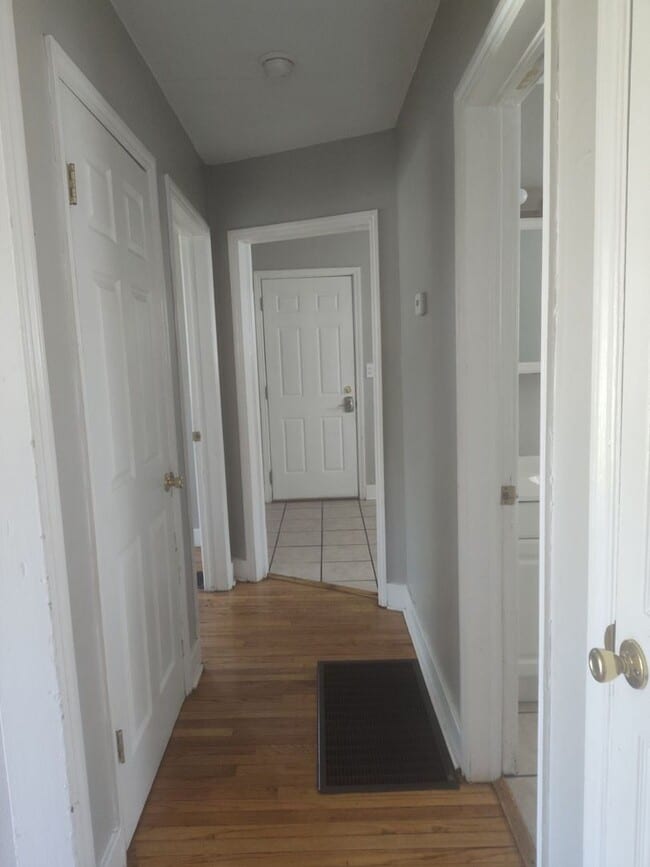 Building Photo - 868 Clarks Ln