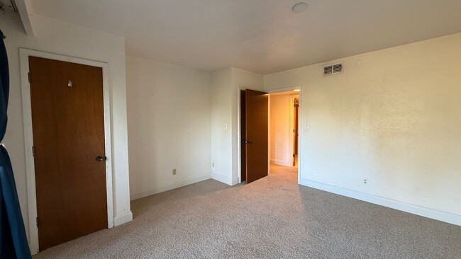 Building Photo - Move In Ready! Lovely 1 Bed 1 Bath Condo i...