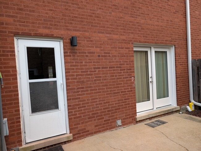 Building Photo - 208 Dee Rd