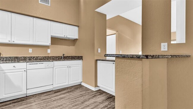Building Photo - 410 S Armenia Ave