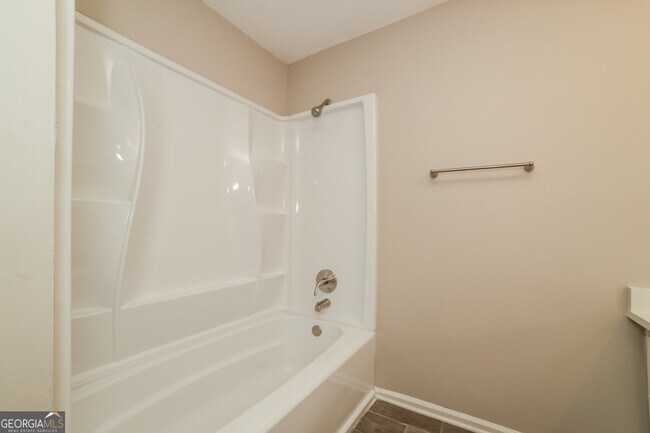 Building Photo - 8218 Lakeview Dr SW