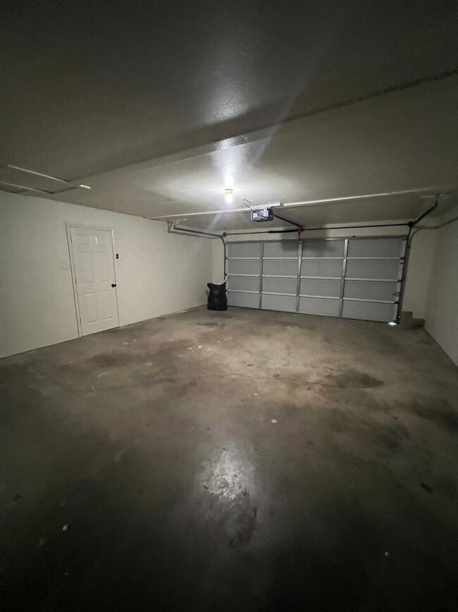 Building Photo - 3 bed 2 Bath House, 2 Car Garage, Large Ut...