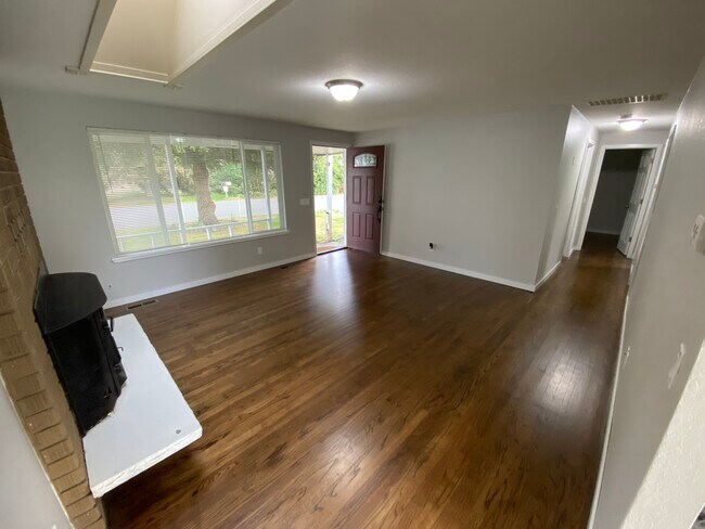 Building Photo - 309 Choker St SE