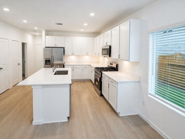 Building Photo - 2211 Salinas Dr