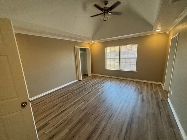 Building Photo - Spacious 3 bed 2 bath home, move in ready
