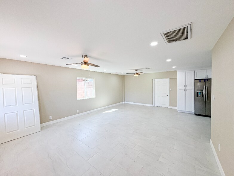 Building Photo - 1530 W 4th Pl