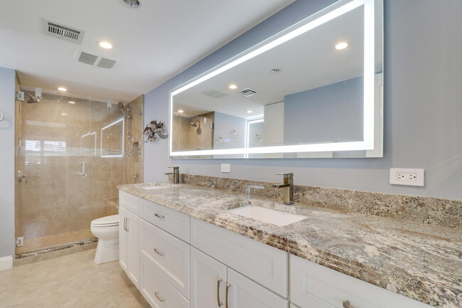Building Photo - 515 Bay Colony Dr N