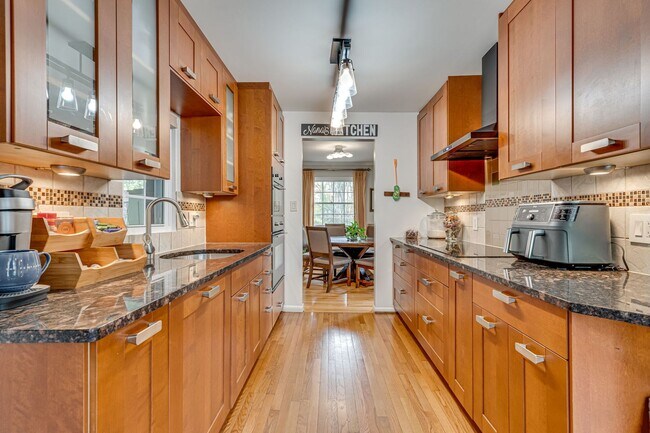 Building Photo - Charming 4 Bed SFH in Alexandria!