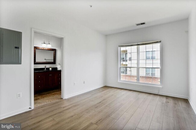 Building Photo - 4854 Eisenhower Ave