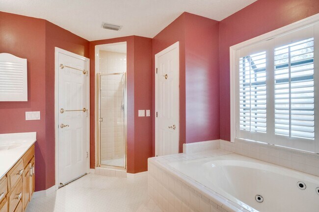 Building Photo - FOR RENT!!! STUNNING AND SPACIOUS SINGLE FAMILY HOME WITH LAKE VIEW...