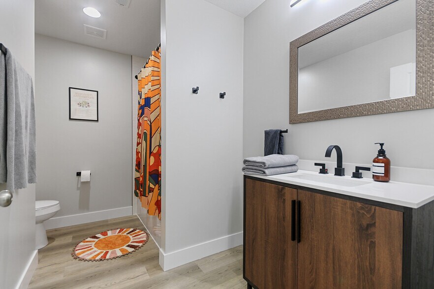 Building Photo - 701 Mikel St