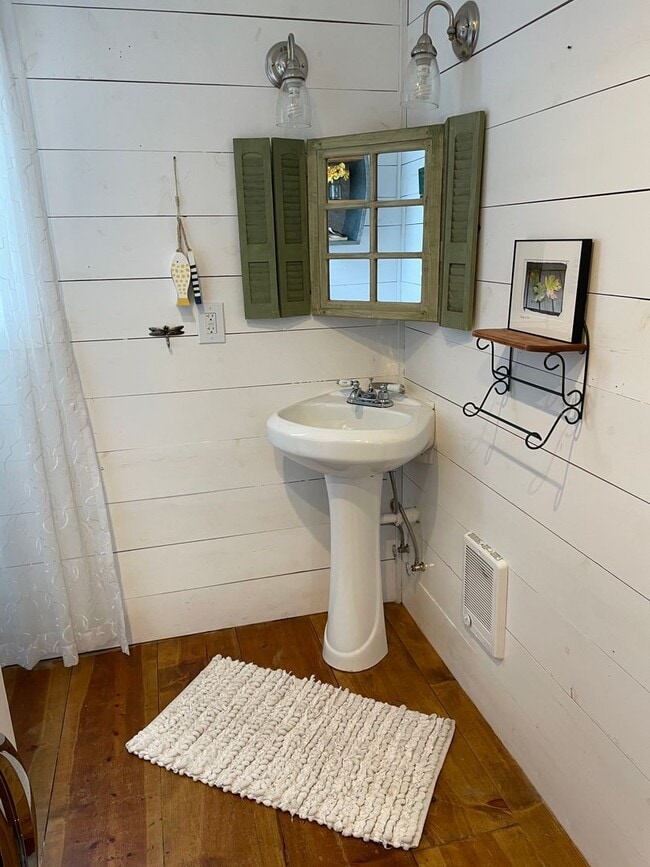 Building Photo - Cottage in Oregon Water Wonderland - Avail...
