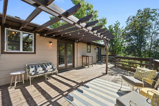 Building Photo - Amazing Arvada Upstairs Duplex Available Now!