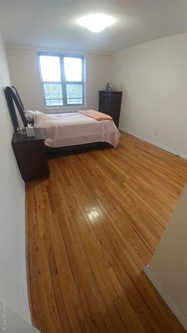 Building Photo - 66-15 Thornton Pl