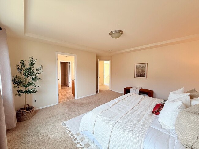 Building Photo - For Rent – Bright & Spacious Home with Bonus Room